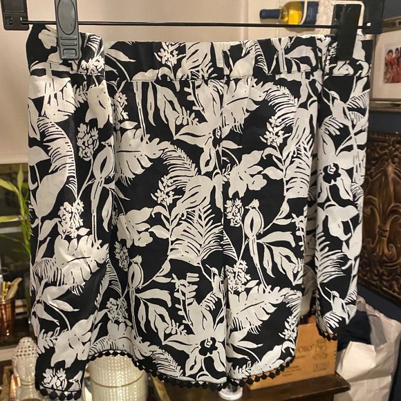 Jessica Simpson- NWT Silky Flower Shorts - Picture 2 of 3